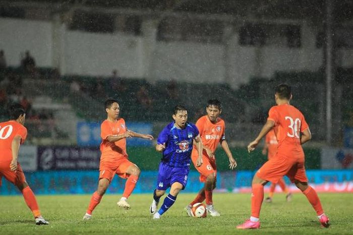 Minh Vương giữa vòng vây các cầu thủ Đà Nẵng
