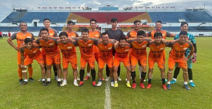 Đại Giao FC đã di chuyển từ TP.HCM lên Pleiku để được "đối đầu" với "Zico Thái" Kiatisuk trong trận cầu thiện nguyện trên sân Pleiku chiều nay (2/9)