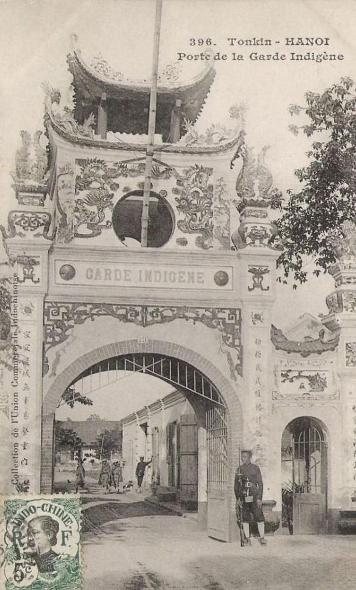 Cổng trại thời Pháp thuộc, trên một bưu thiếp