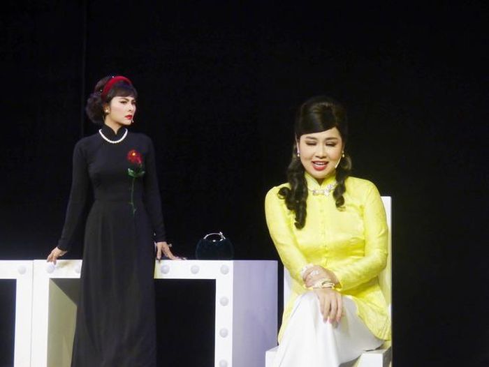 Vân Trang (vai Mỹ Tiên) và Lê Khánh (Giáng Hương) có màn đối đáp trào phúng, sâu cay