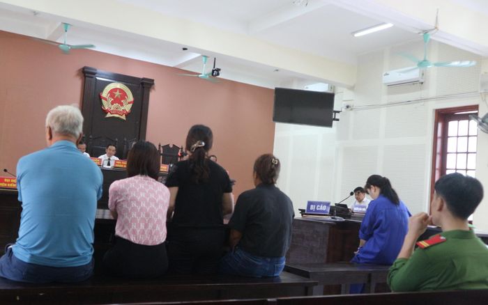 Các bị hại đến tham dự tòa trình bày cuộc sống của họ khốn đốn vì tin lời bị cáo. Ảnh: Thảo Nguyên.