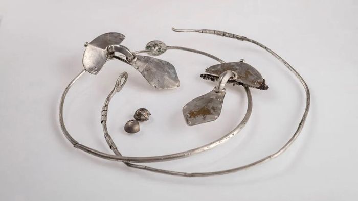 Đồ trang sức bằng bạc, bao gồm cả dây chuyền và trâm cài, được khai quật dọc sông Wda ở Ba Lan. (Ảnh: Wdecki Park Krajobrazowy)