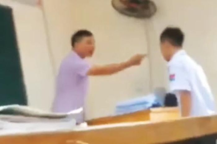 Thầy T. chỉ tay vào mặt và có lời chưa chuẩn mực với nam sinh. Ảnh cắt từ clip.