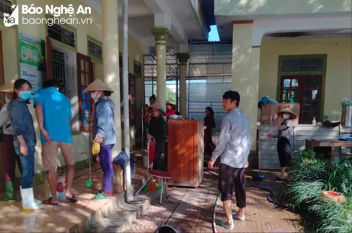  Sáng 2/10, công tác dọn vệ sinh vẫn được Trường Tiểu học Châu Thắng (Quỳ Châu) khẩn trương triển khai. Ảnh: N.T 