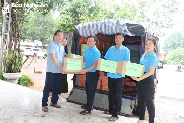  Công ty CP Sách và Thiết bị trường học đã hỗ trợ gần 1.000 bộ sách giáo khoa cho các trường bị thiệt hại. Ảnh: Mỹ Hà 