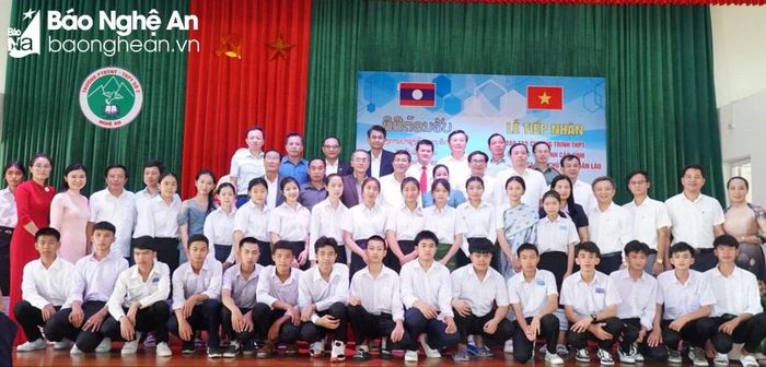 Các đại biểu 2 nước chụp ảnh lưu niệm với các lưu học sinh Lào sang theo học tại Trường PT DTNT THPT số 2. Ảnh: Mỹ Hà