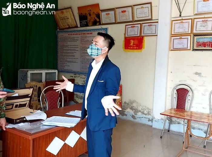 Một nhóm người về mượn nhà văn hóa xóm ở huyện Nghi Lộc để giới thiệu thực phẩm chức năng, bán hàng giá cao cho người cao tuổi. Ảnh: T.H