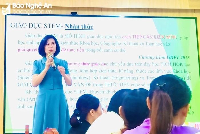 Cô Đặng Thị Hồng ở huyện Quỳnh Lưu là Nhà giáo Ưu tú trẻ nhất Nghệ An. Nếu bị ngừng chi trả, thu nhập của cô sẽ giảm gần 1 nửa, ngoài ra, còn bị truy thu hàng trăm triệu đồng. Ảnh: T.H