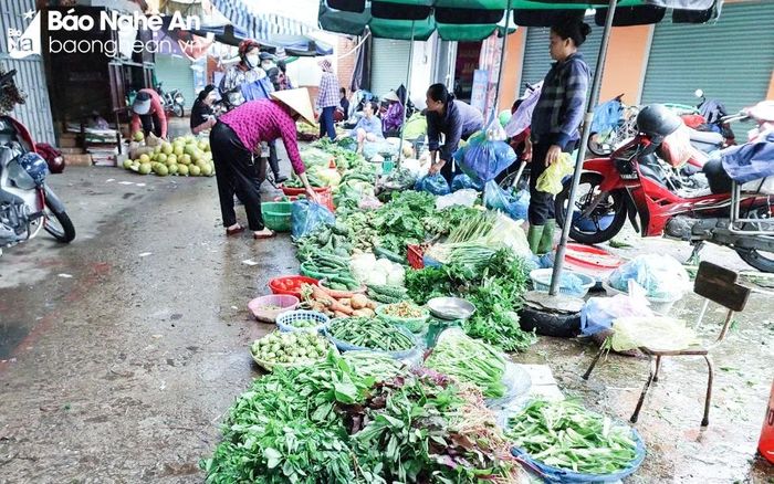 Giá rau ở các chợ dân sinh tăng thêm 30-50%, thậm chí có những loại tăng gấp 2-3 lần so với trước đợt mưa lũ. Ảnh: T.P