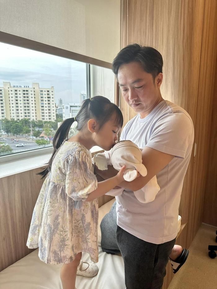 Ái nữ nhà Đàm Thu Trang rất quan tâm đến em trai út trong nhà, cô bé thường bộc lộ tình cảm với em thông qua những hành động đầy ngọt ngào