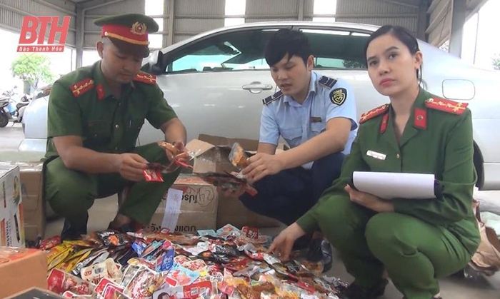 Công an TP Thanh Hóa kiểm tra số hàng hóa vi phạm vệ sinh an toàn thực phẩm.