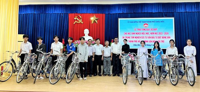 Trao xe đạp cho học sinh nghèo hiếu học