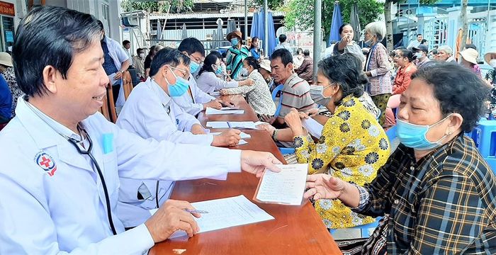 Khám bệnh, cấp thuốc miễn phí cho người dân