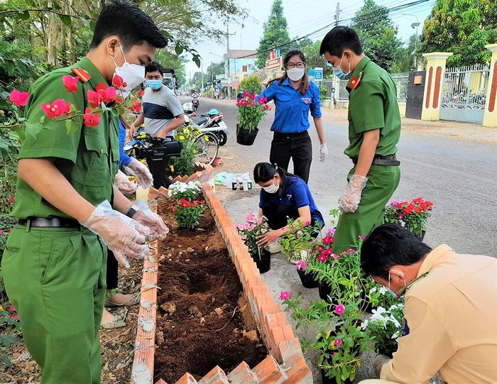Thanh niên tham gia làm đẹp đường phố