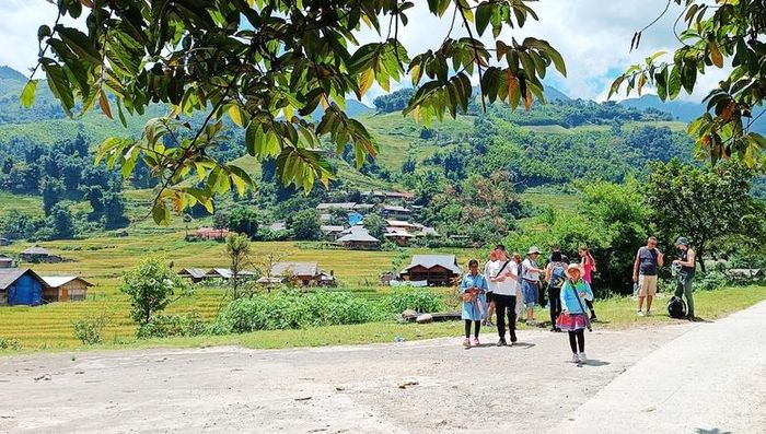 Khách du lịch trải nghiệm bản làng vùng cao.
