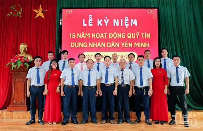 Tập thể cán bộ, nhân viên Quỹ tín dụng nhân dân Yên Minh.
