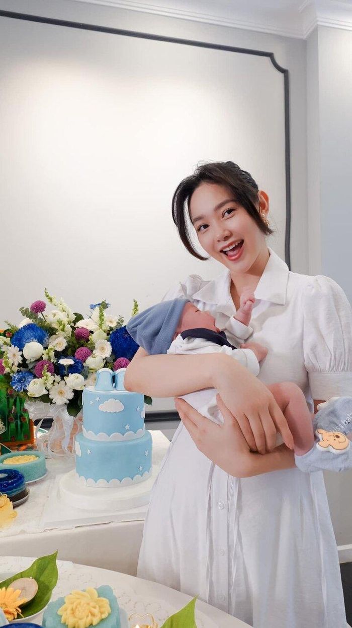 Minh Hằng tổ chức tiệc đầy tháng cho con trai. 