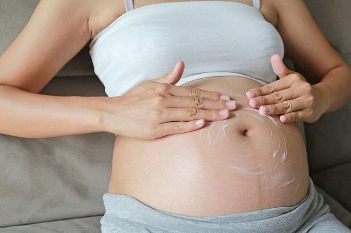 Sử dụng các sản phẩm dưỡng ẩm để giữ làn da mềm mại, hạn chế nguy cơ rạn da.