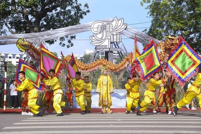 Màn múa rồng đặc sắc mở màn chương trình Festival Thu Hà Nội 2023. Ảnh: Tuấn Đức - TTXVN