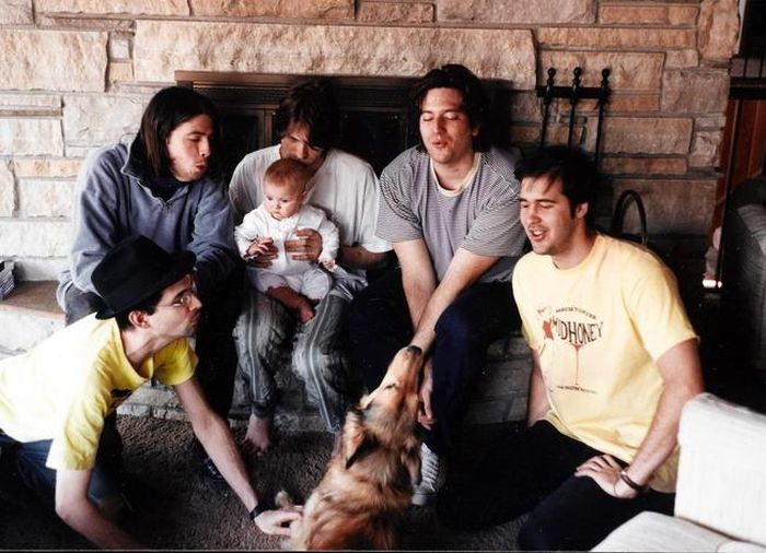 Các thành viên Nirvana cùng Steve Albini (áo vàng bên trái), kỹ sư Bob Weston (thứ 2 từ phải sang) và con gái Cobain tại phòng thu Pachyderm năm 1993