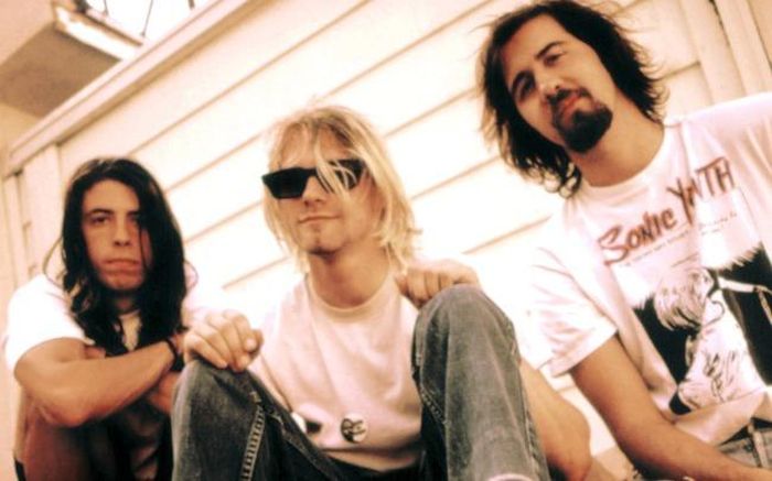 Các thành viên Nirvana đầu thập niên 1990 (từ trái qua phải: Dave Grohl, Kurt Cobain và Krist Novoselic)