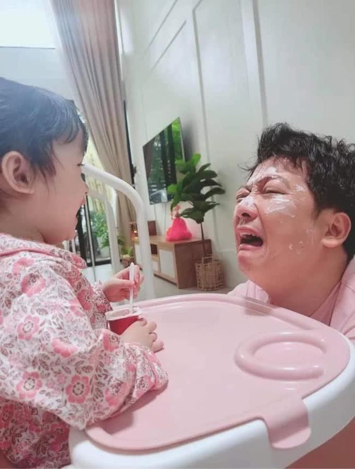 Dù hành động này có vẻ không được... sạch sẽ, thế nhưng miễn là con cảm thấy vui thì Trường Giang sẵn sàng làm những điều cô bé thích