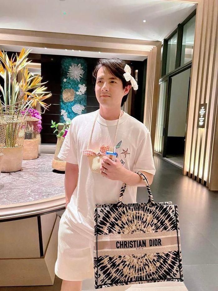 Bố "bỉm" Ông Cao Thắng còn kẹp nơ trên tóc và đeo thêm mũ của con gái Winnie trước cổ