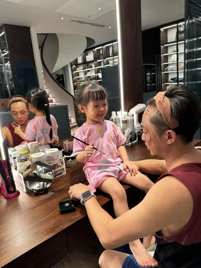 Cường Đô La ngồi im để cô công chúa nhỏ thỏa sức sáng tạo trên mặt