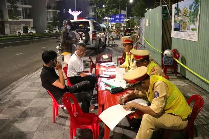 Lực lượng công an xử phạt các trường hợp vi phạm giao thông. Ảnh: Nguyễn Thanh - TTXVN