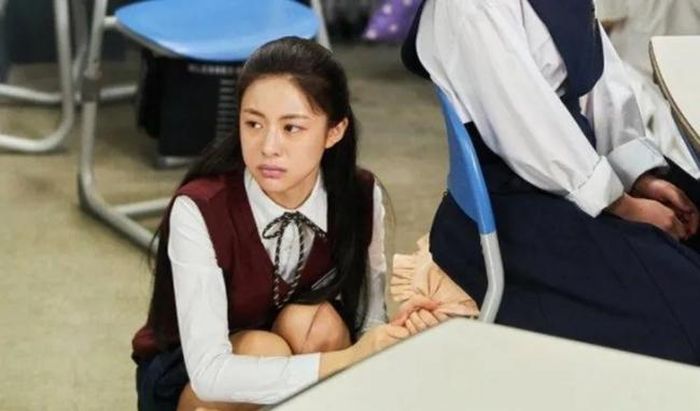 Go Yoon Jung đóng vai Choi Yoo Jin, một học sinh trung học