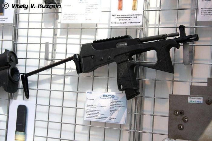 Khẩu súng tiểu liên này là một trong những loại vũ khí nhẹ nhất thuộc phân lớp, khi chỉ nặng 1,4 kg trong trạng thái không có băng đạn và báng. Một tính năng khác của súng tiểu liên là khả năng sử dụng băng đạn dự phòng làm báng tựa vai.