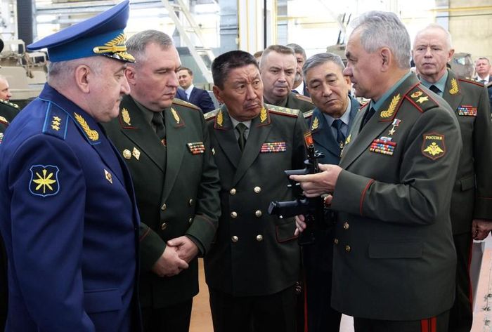 “Vũ khí này được đặt dưới ghế của phi công”, Phó Tư lệnh Lực lượng Hàng không Vũ trụ Nga - Tướng Yury Grekov cho biết khi trả lời câu hỏi của Bộ trưởng Quốc phòng Nga Sergei Shoigu - người đang kiểm tra súng tiểu liên.