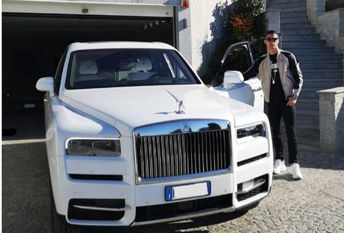 Rolls-Royce Cullinan (330.000 bảng).
