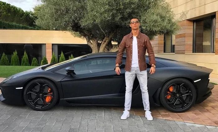Lamborghini Aventador (260.000 bảng).