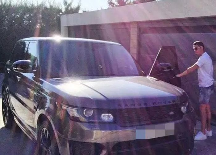 Range Rover Sport (100.000 bảng).