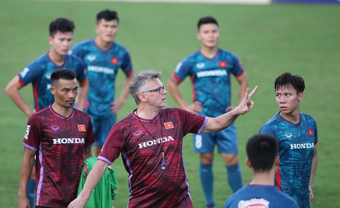Pha trộn cầu thủ trẻ và các cựu binh để tìm ra bộ khung ưng ý là bài toán khó với HLV Philippe Troussier