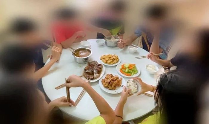 Những hình ảnh về bữa ăn 800 nghìn đồng dành cho 8 VĐV trẻ của tuyển bóng bàn Quốc gia gây xôn xao dư luận