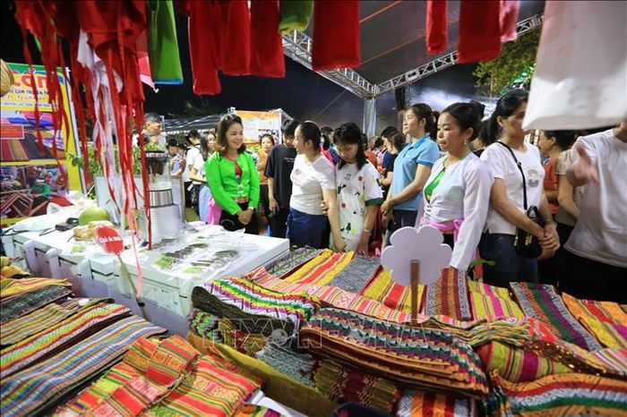 Người dân tham quan các gian hàng tại chợ phiên. Ảnh: Trọng Đạt/TTXVN