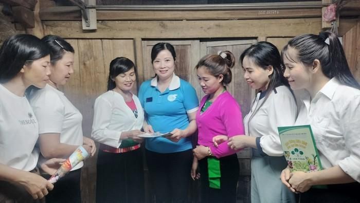 Chị Nguyên (ở giữa) cùng chị em trong xã họp và có những hoạt động thiết thực giúp hội viên thoát nghèo, bảo vệ bản thân