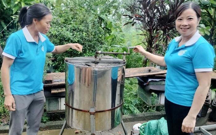 Chị Hoàng Thị Nguyên (bìa phải) - Chủ tịch Hội LHPN xã Mỹ Thuận, huyện Tân Sơn, tỉnh Phú Thọ (bên phải)
