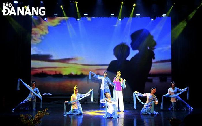 Tiết mục tổ khúc dân gian 3 miền và âm nhạc dân gian của đội Hội Liên hiệp Phụ nữ quận Sơn Trà biểu diễn tại liên hoan. Ảnh: X.D