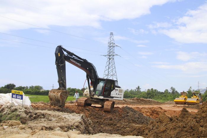Một khu vực giao cắt giữa công trình thi công với lưới điện ở Vạn Ninh.
