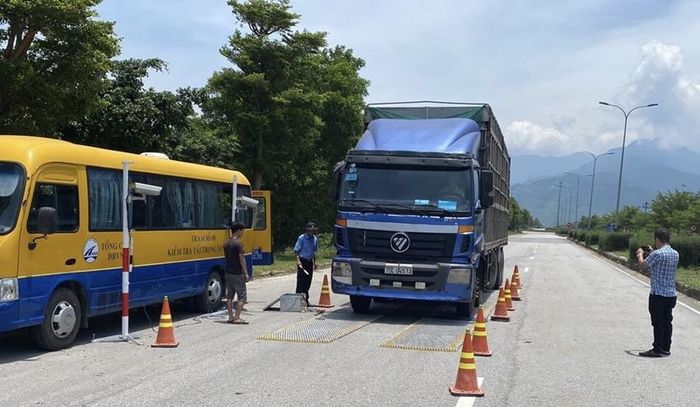 Lực lượng chức năng kiểm tra an toàn giao thông các phương tiện trên các tuyến đường qua địa bàn huyện Phú Lộc