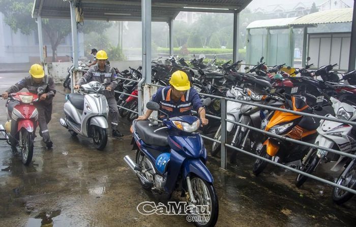 Nhanh chóng di chuyển các vật dụng, thiết bị dễ gây cháy ra nơi an toàn.