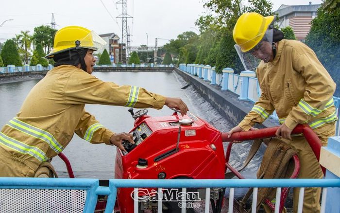 Tìm những nơi có nước để tiến hành lấy nước cứu hỏa.