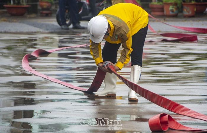 Nhanh chóng triển khai các dụng cụ dùng để chữa cháy.