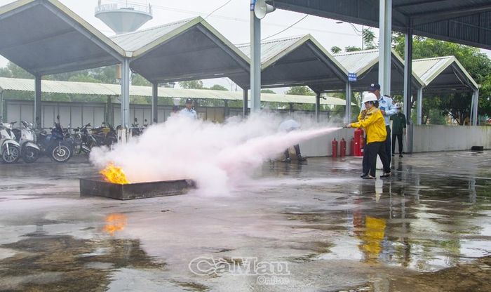 Sử dụng bình chữa cháy được trang bị sẵn để dập lửa.