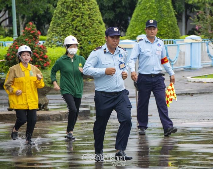 Tiến hành sơ tán người dân.