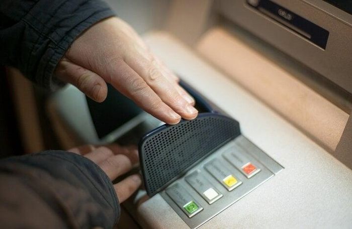 Khi rút tiền ở cây ATM, cần thực hiện đúng quy trình ngân hàng hướng dẫn. (Ảnh minh họa)