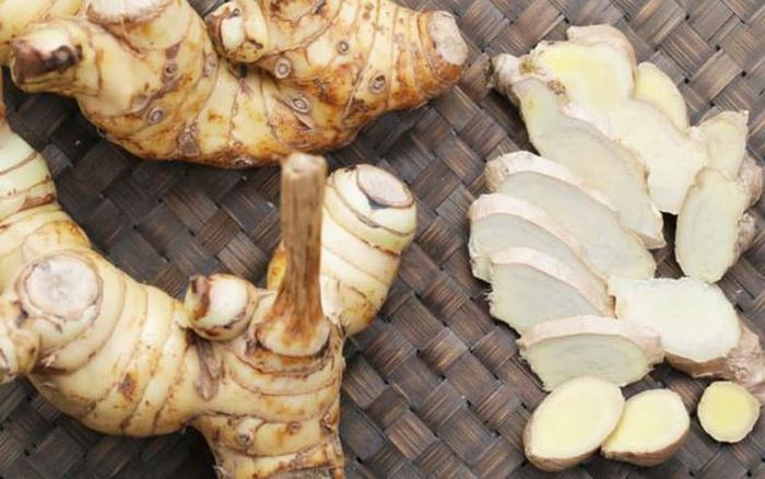 Riềng thái lát giã nhỏ lấy nước bôi lên vùng da bị hắc lào.